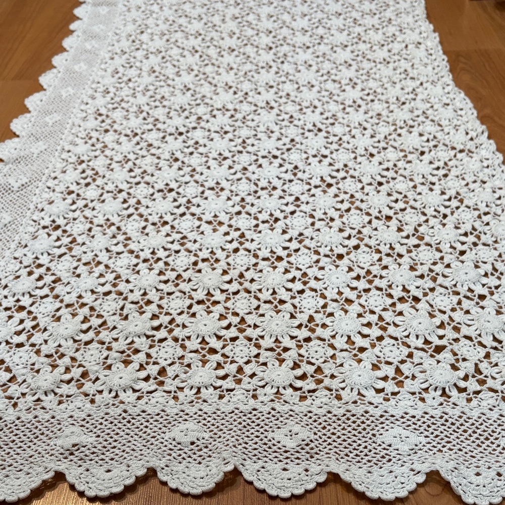 Vintage Elegant White Lace Table Runner